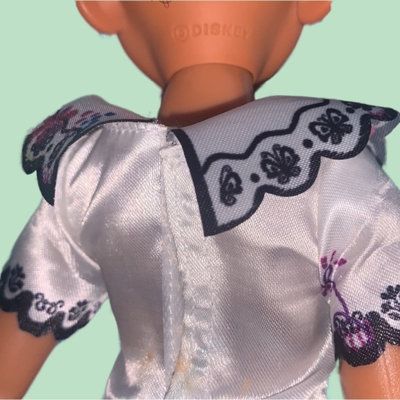 Encanto Disney Mirabel Doll & The Magic of Family Bag - Picture 3 of 7